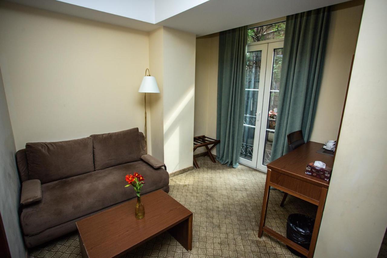 A5 Hotel Тбилиси Екстериор снимка