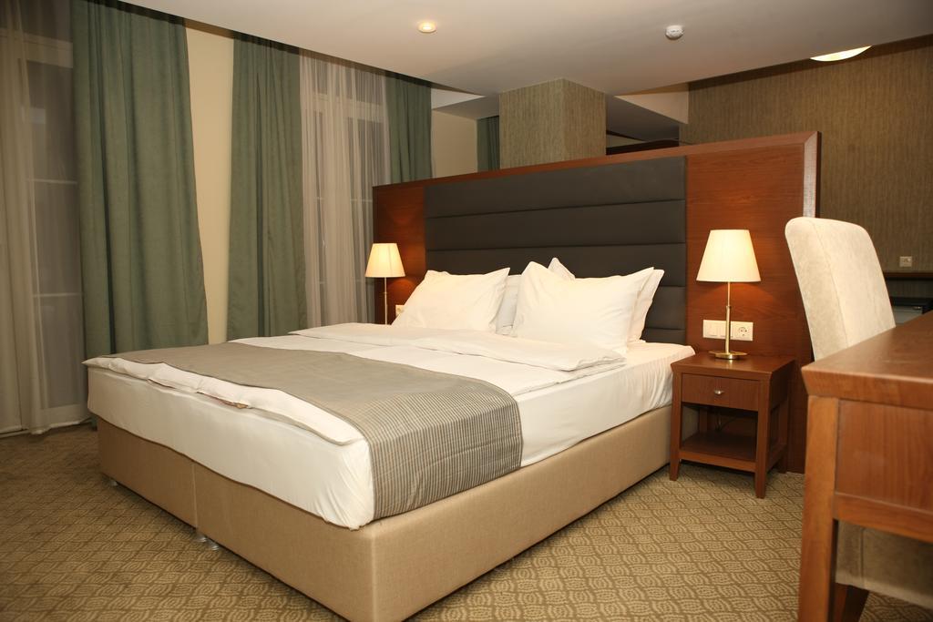 A5 Hotel Тбилиси Екстериор снимка